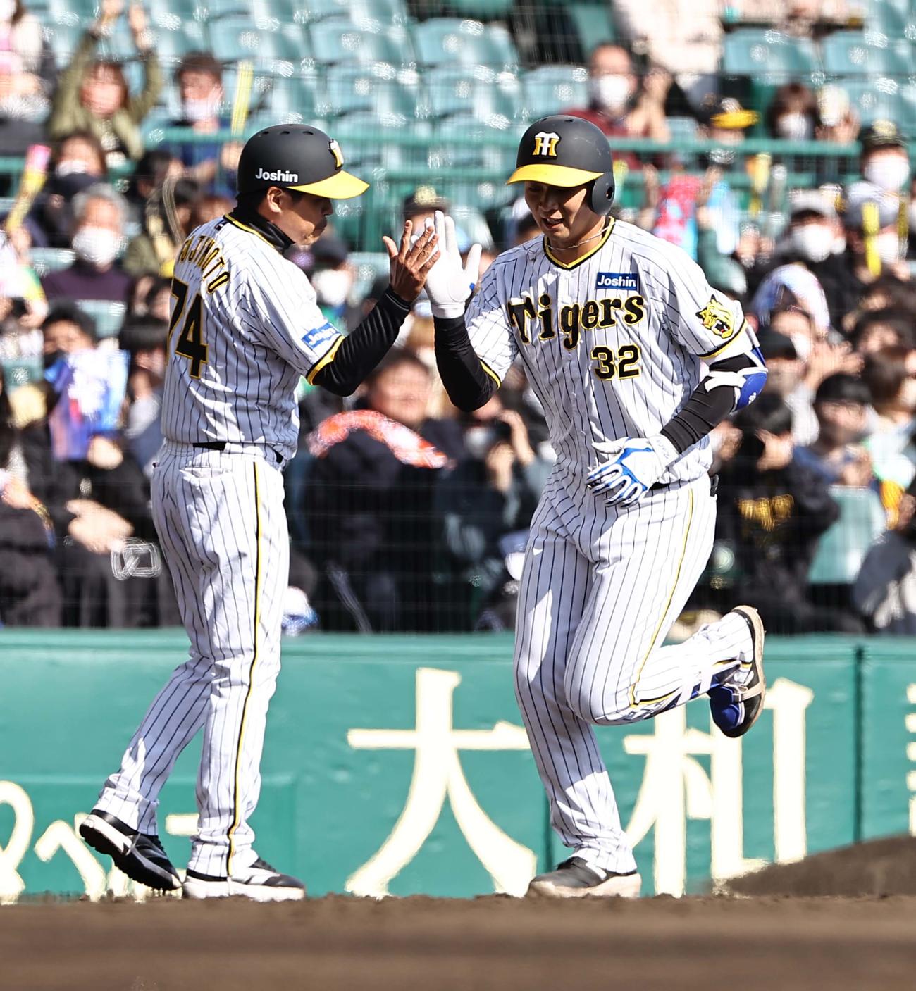 阪神対オリックス　4回裏阪神1死二塁、井上は左越え2点本塁打を放つ（撮影・上田博志）