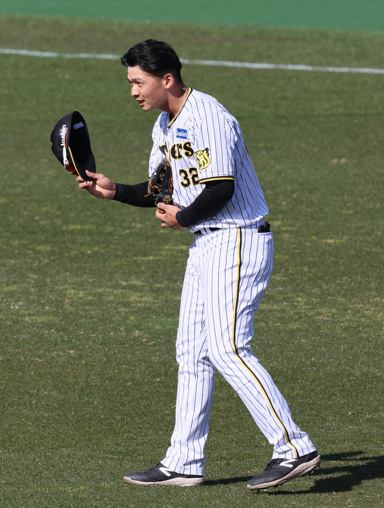 阪神対オリックス　4回に左越え2点本塁打を放った井上は5回の守備につきファンの祝福に帽子を取って応える（撮影・上山淳一）