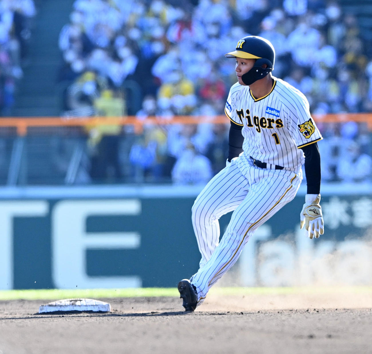 阪神対オリックス　8回裏阪神無死一塁、井上の左飛で二塁を回る森下は帰塁の際にベースを踏まずアウトになる（撮影・前岡正明）
