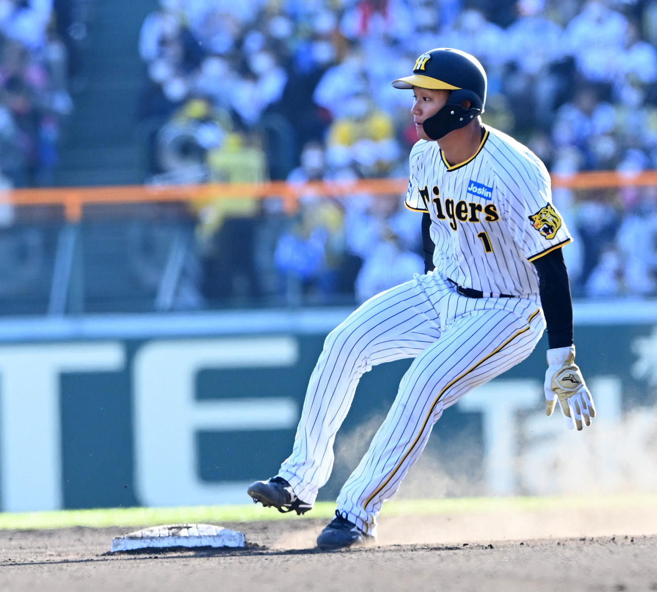 阪神対オリックス　8回裏阪神無死一塁、井上の左飛で二塁を回る森下は帰塁の際にベースを踏まずアウトになる（撮影・前岡正明）