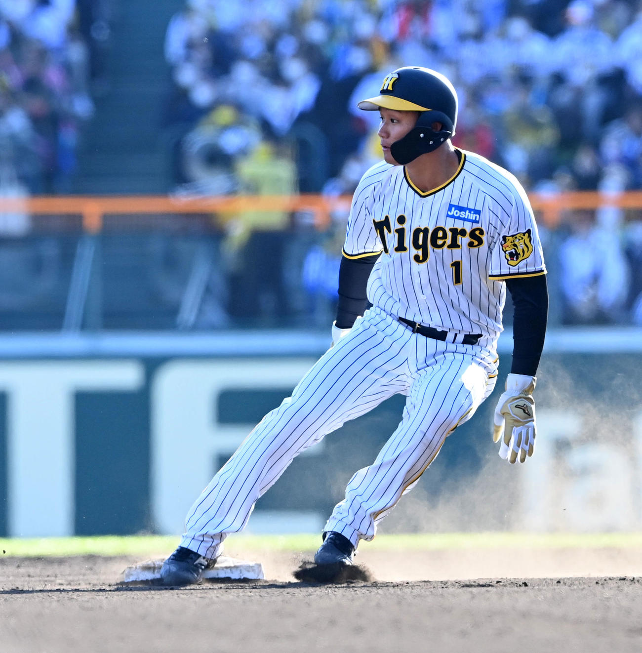 阪神対オリックス　8回裏阪神無死一塁、井上の左飛で二塁を回る森下は帰塁の際にベースを踏まずアウトになる（撮影・前岡正明）