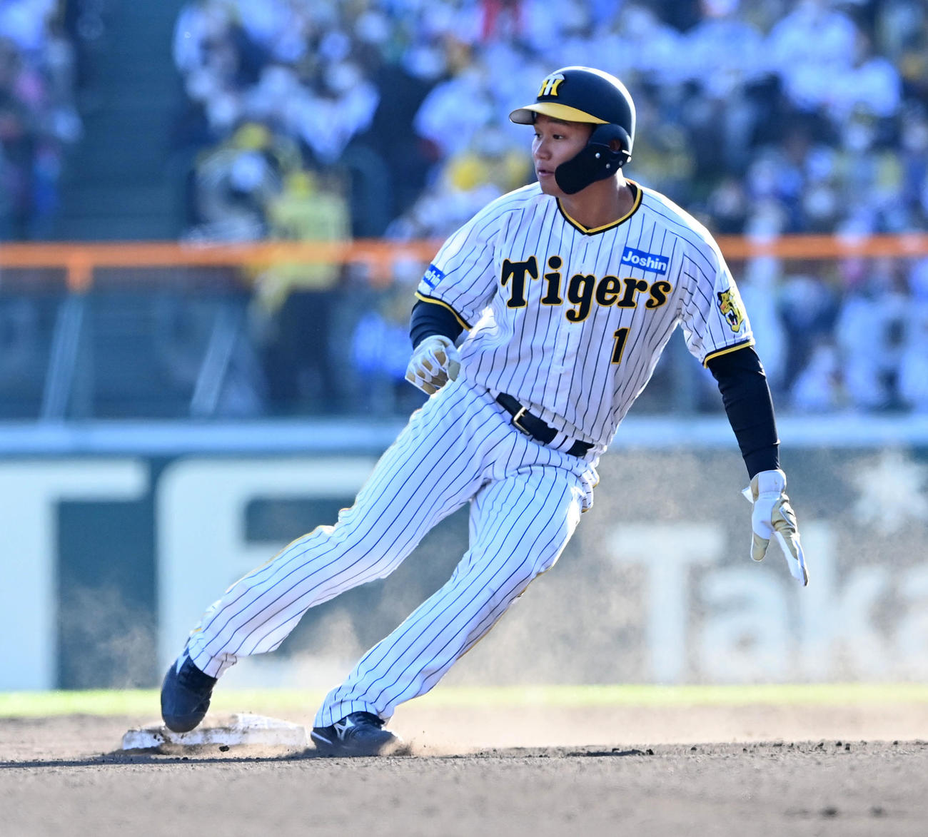 阪神対オリックス　8回裏阪神無死一塁、井上の左飛で二塁を回る森下は帰塁の際にベースを踏まずアウトになる（撮影・前岡正明）