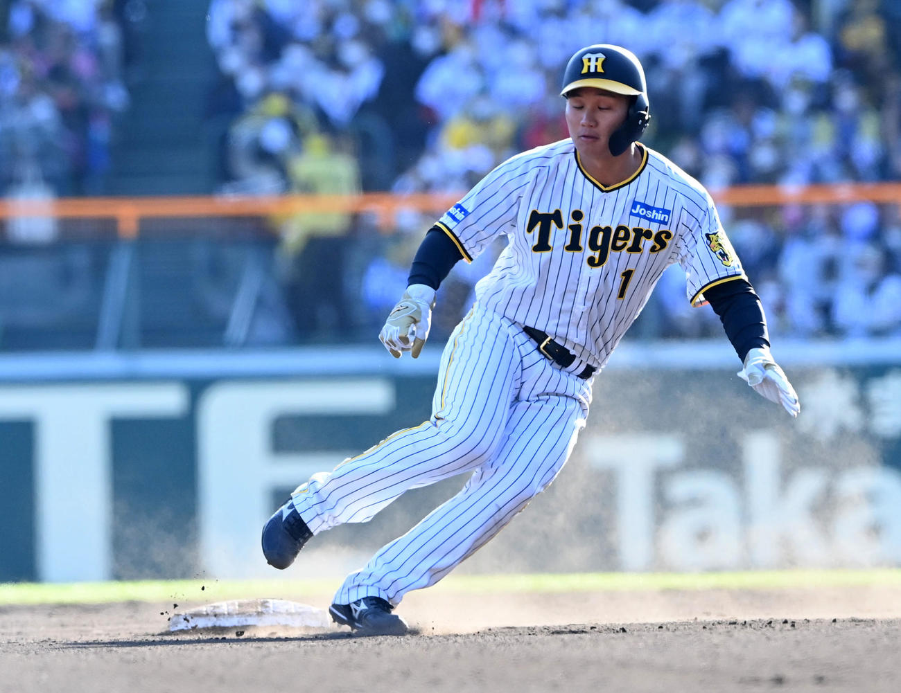 阪神対オリックス　8回裏阪神無死一塁、井上の左飛で二塁を回る森下は帰塁の際にベースを踏まずアウトになる（撮影・前岡正明）