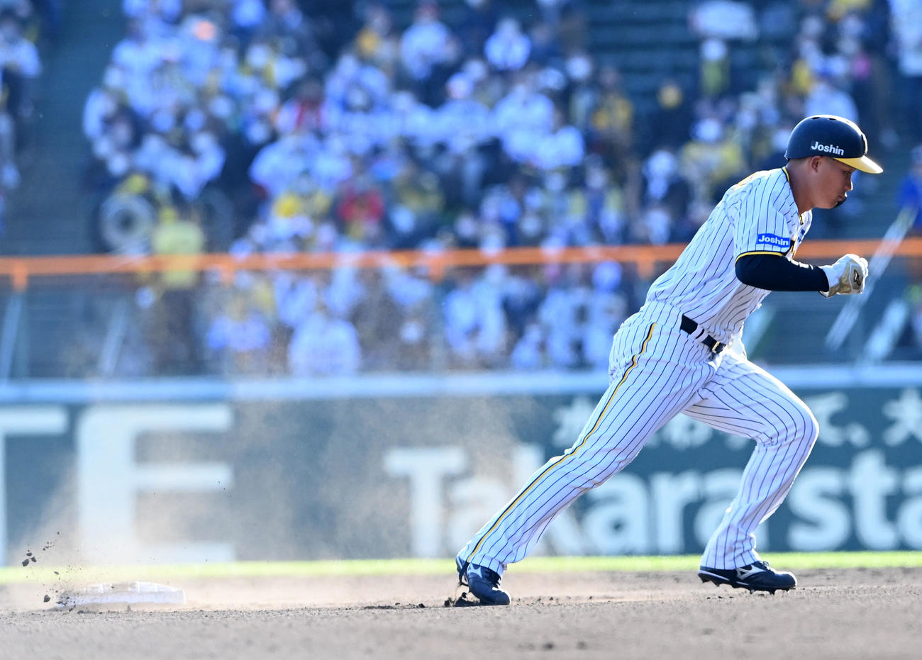 阪神対オリックス　8回裏阪神無死一塁、井上の左飛で二塁を回る森下は帰塁の際にベースを踏まずアウトになる（撮影・前岡正明）