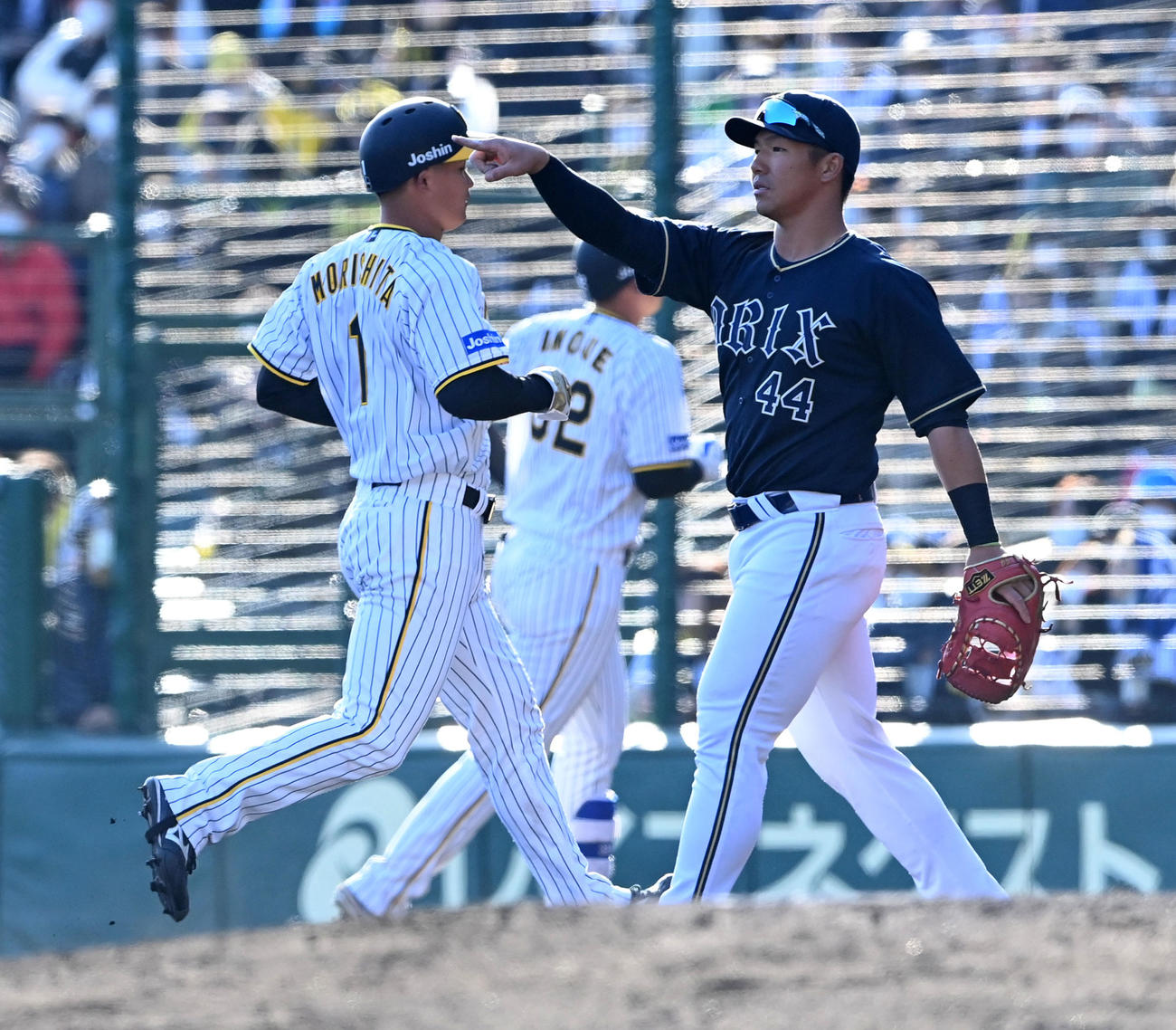 阪神対オリックス　8回裏阪神無死一塁、井上の左飛で二塁を回る森下は帰塁の際にベースを踏まずアウトになる（撮影・前岡正明）