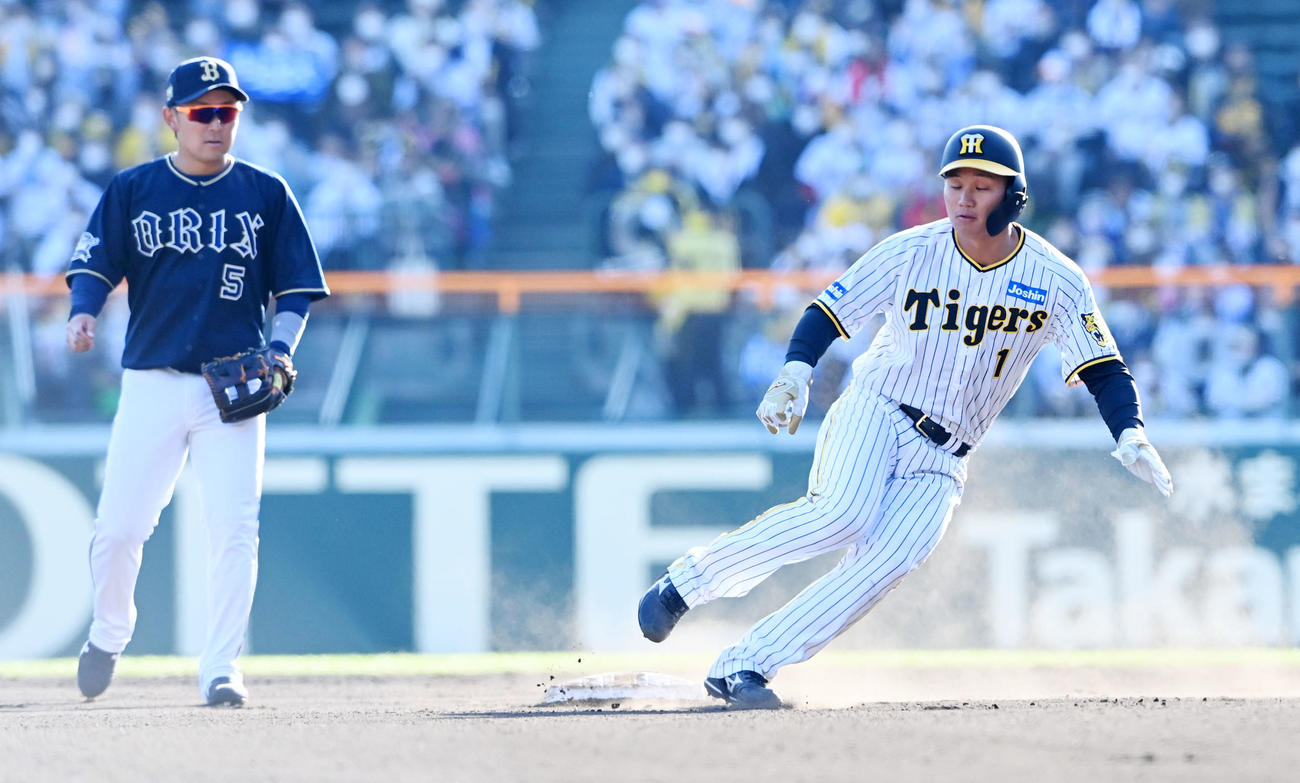 阪神対オリックス　8回裏阪神無死一塁、井上の左飛で二塁を回る森下（右）は帰塁の際にベースを踏まずアウトになる。左は西野（撮影・前岡正明）