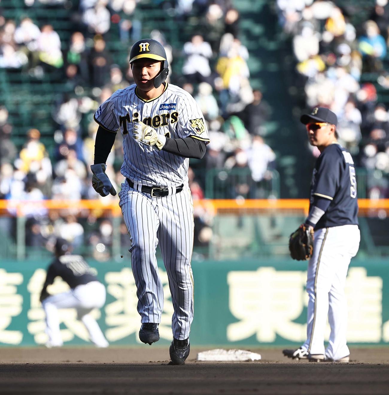 阪神対オリックス　8回裏阪神無死一塁、森下は井上の左飛で二塁を回るもベースを踏まずに帰塁したためアウトとなる（撮影・上田博志）