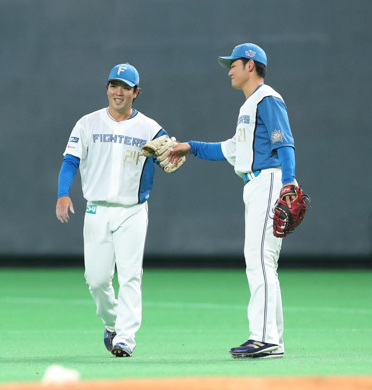 日本ハム対楽天　3回表楽天1死、鈴木大を一ゴロに仕留め笑顔でタッチを交わす金村（左）と清宮（撮影・佐藤翔太）