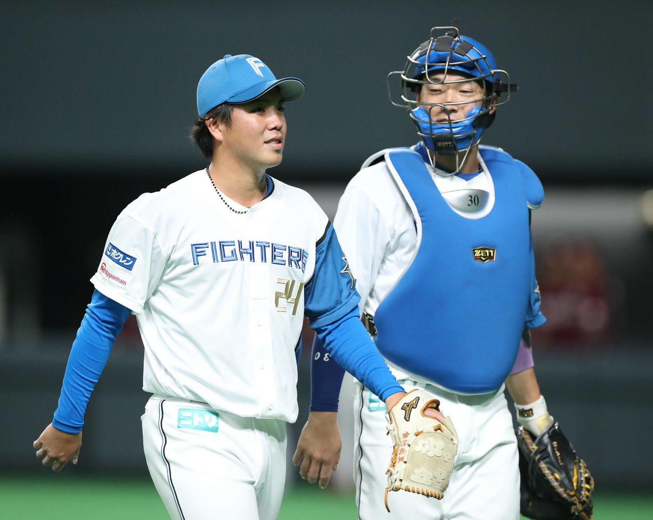 日本ハム対楽天　1回表を無失点に抑えベンチに戻る金村（左）と宇佐見（撮影・佐藤翔太）