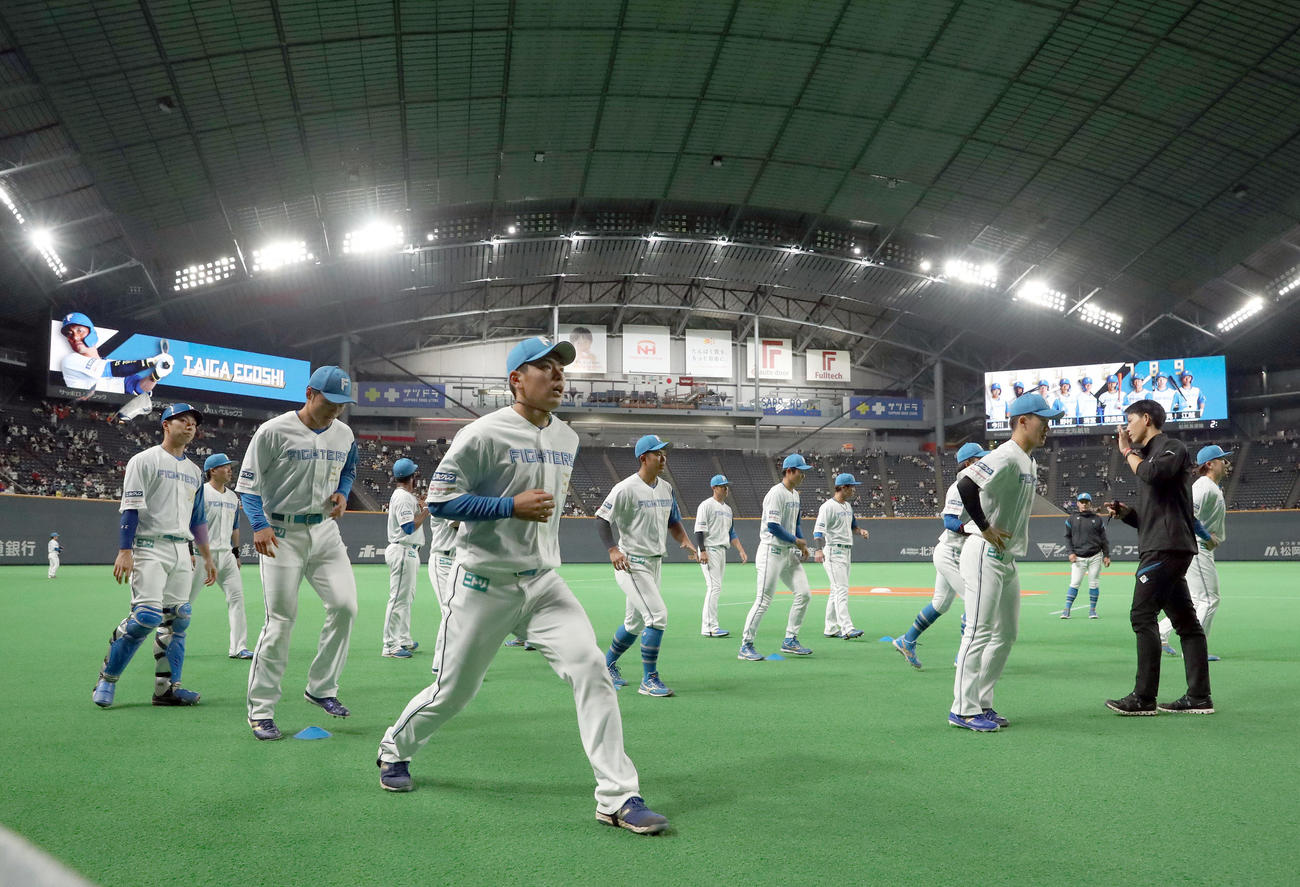 日本ハム対楽天　試合前、ウオーミングアップをする日本ハムナイン（撮影・佐藤翔太）