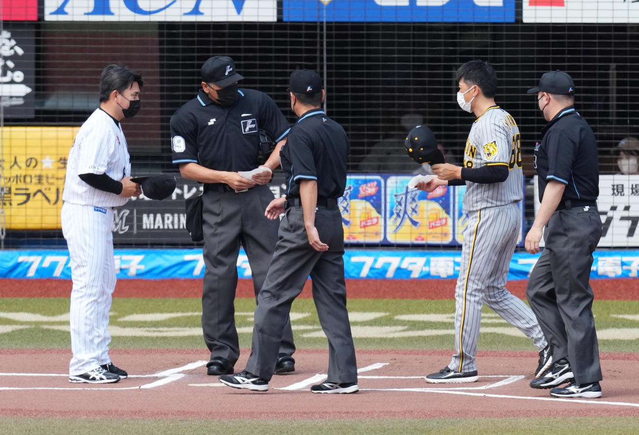 22年５月、ロッテ―阪神戦の試合前、メンバー表の交換をする阪神矢野燿大監督（右から2人目）とロッテ井口仁資監督（左端）