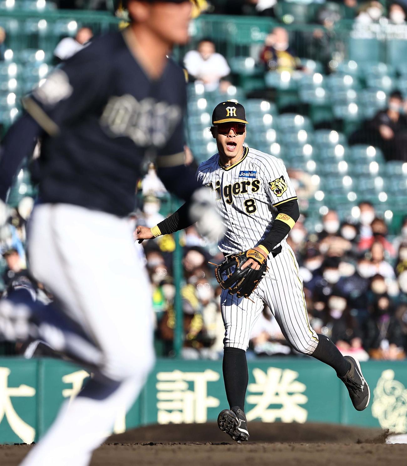 阪神対オリックス　9回表オリックス1死一塁、大城の三塁内野安打から一塁へ悪送球する佐藤輝（撮影・上田博志）