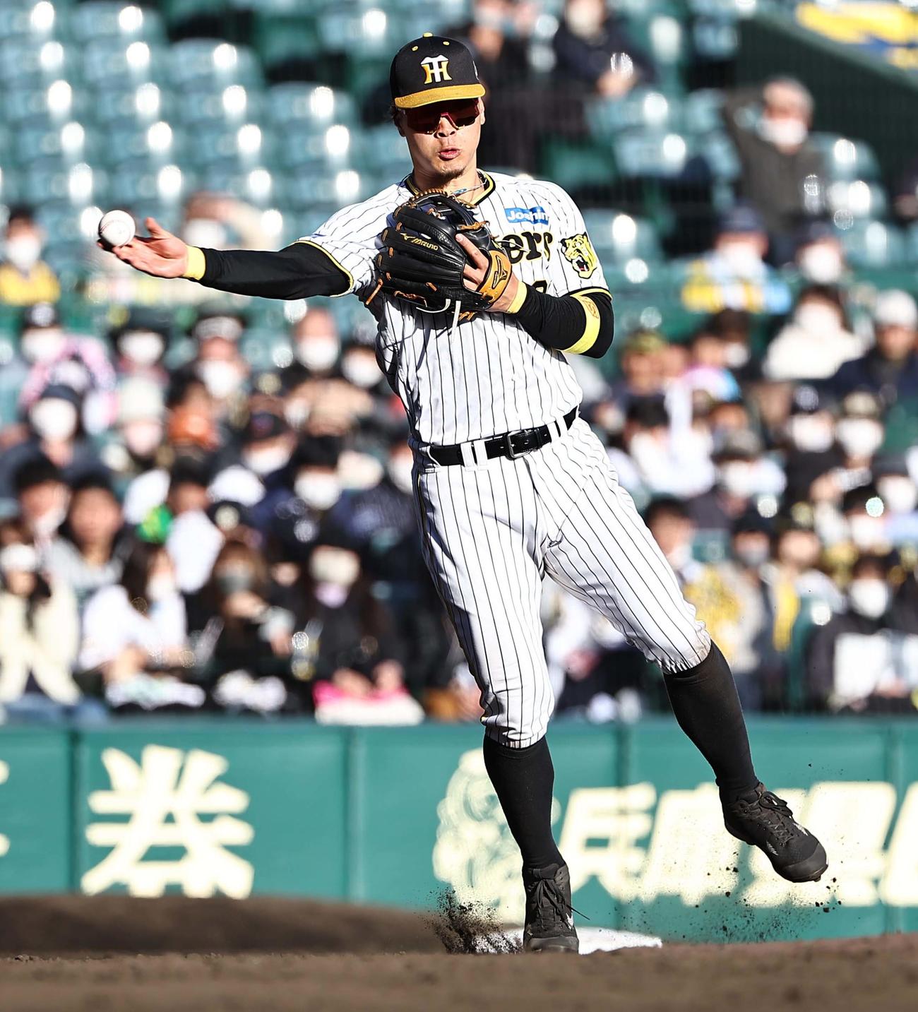阪神対オリックス　9回表オリックス1死一塁、大城の打球を悪送球する佐藤輝（撮影・上田博志）