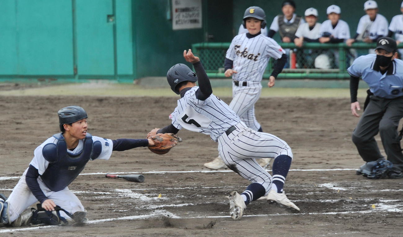 2回裏1死三塁、右犠飛で本塁に突入する東海大静岡翔洋中・杉本（手前中央）は、捕手のタッチをかいくぐりホームイン