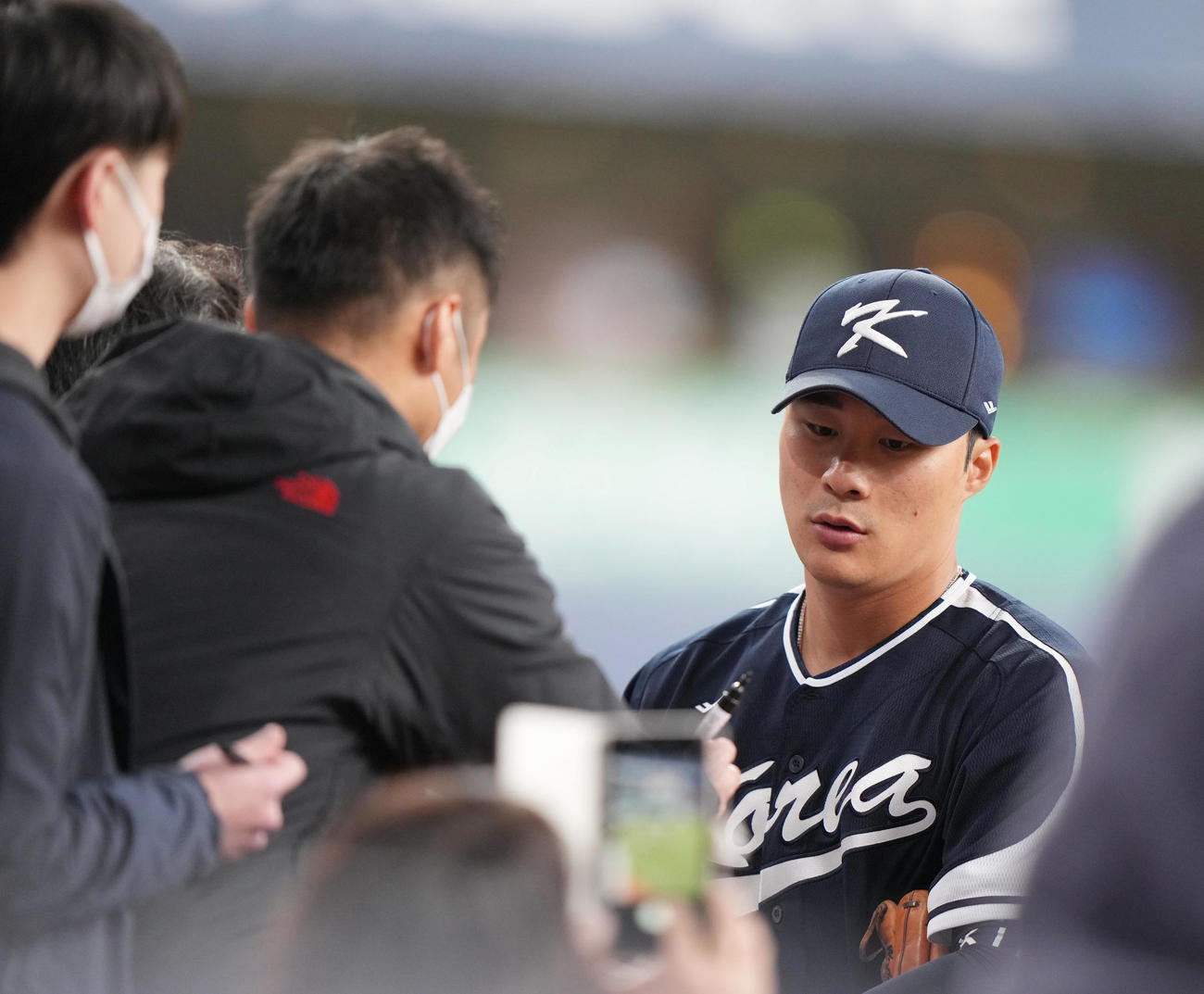 オリックス対韓国　試合前、ファンにサインをする韓国・金河成（撮影・狩俣裕三）