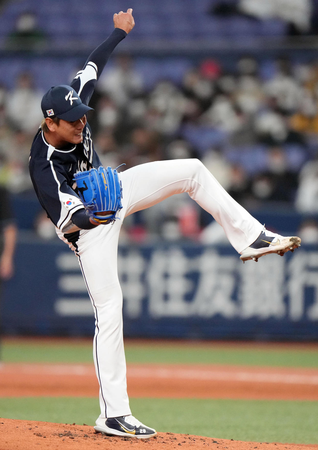 オリックス対韓国　2回裏途中から登板する韓国2番手の金広鉉（撮影・狩俣裕三）