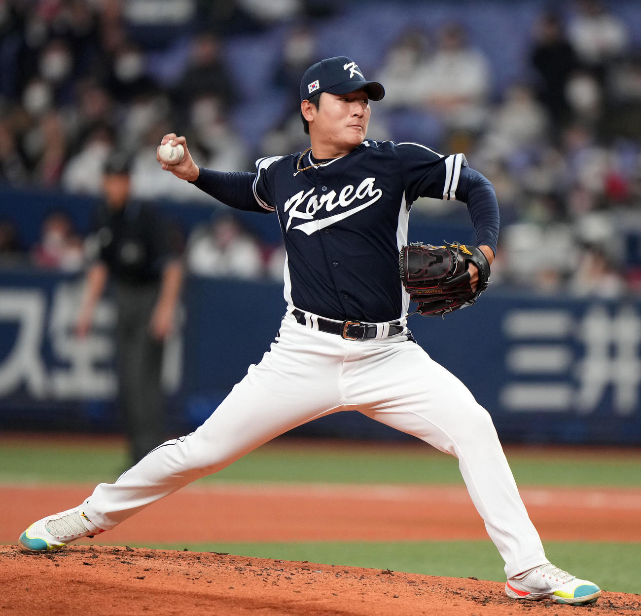 オリックス対韓国　4回裏から登板する韓国3番手の郭彬（撮影・狩俣裕三）