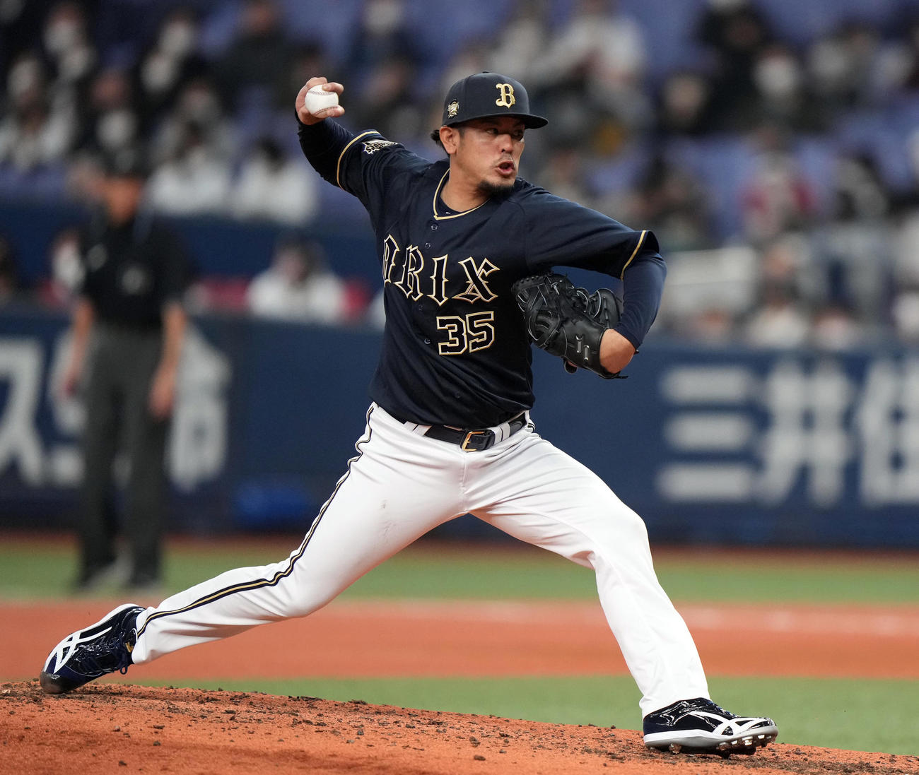 オリックス対韓国　7回表から登板したオリックス3番手の比嘉幹貴（撮影・狩俣裕三）