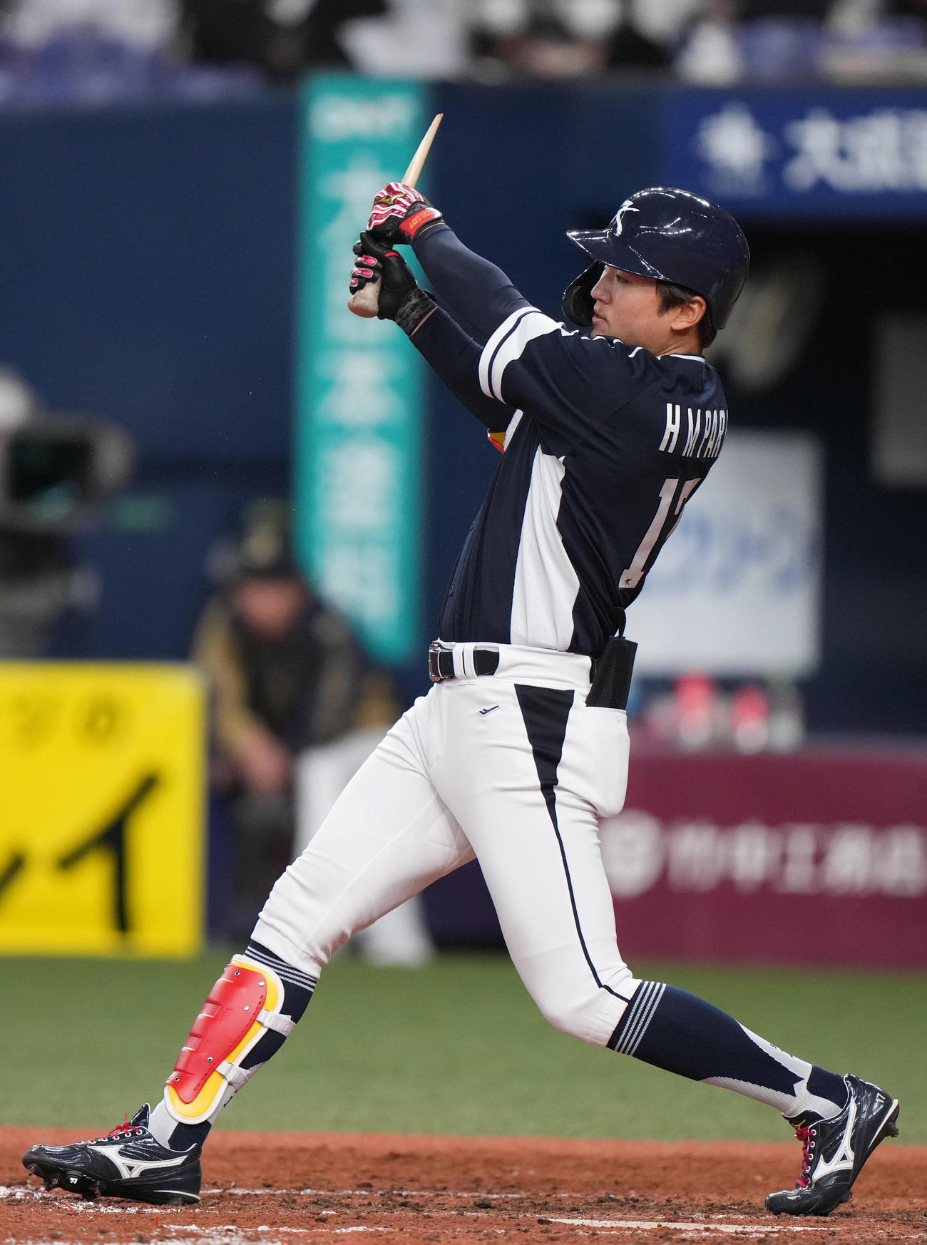 オリックス対韓国　9回表韓国1死一塁、バットを折りながら中前打を放つ朴海旻（撮影・狩俣裕三）