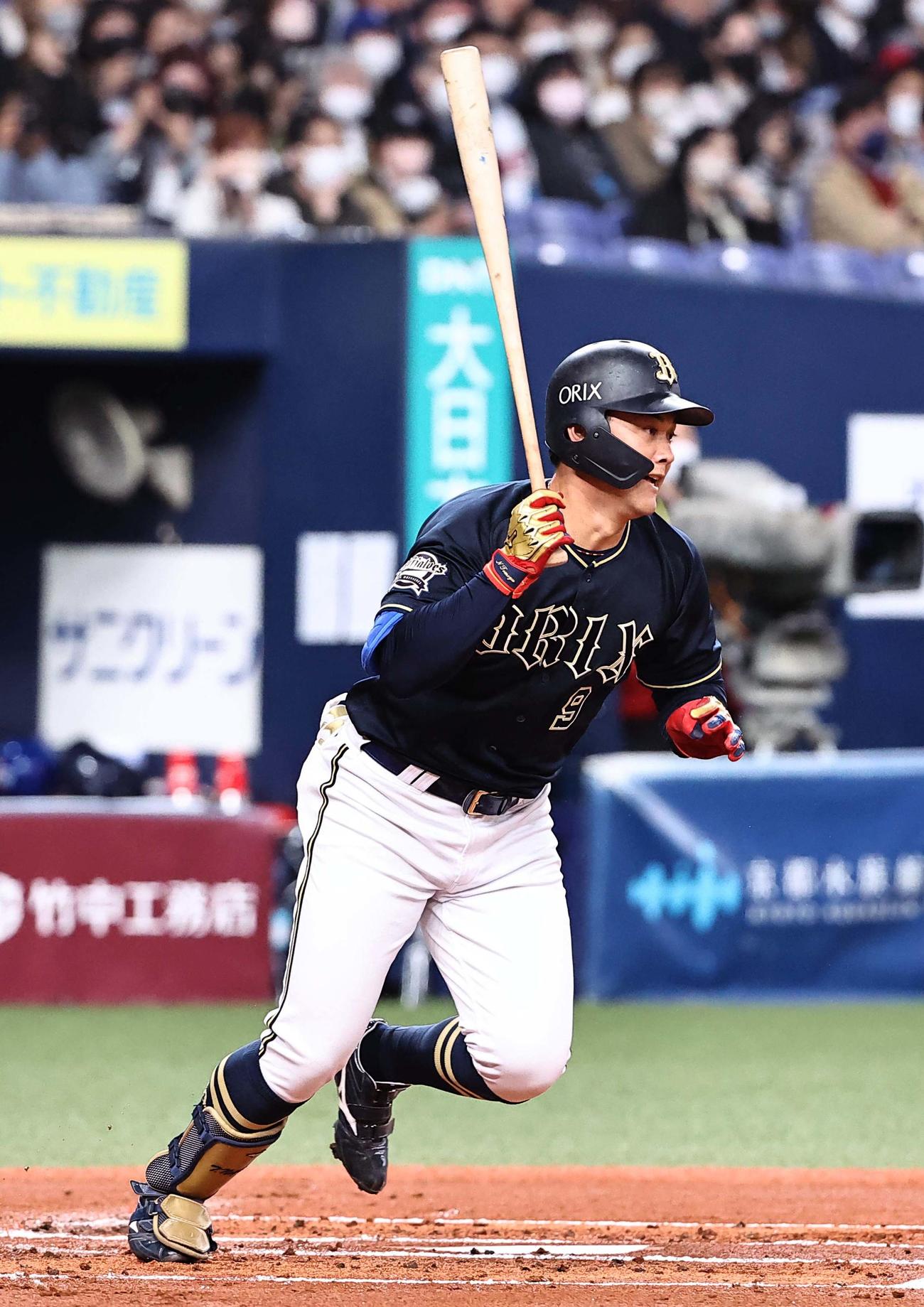 オリックス対韓国　1回裏オリックス無死、野口は右前打を放つ（撮影・上田博志）
