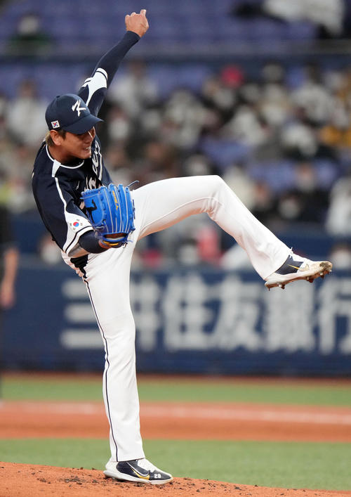 オリックス対韓国　2回裏途中から登板する韓国2番手の金広鉉（撮影・狩俣裕三）