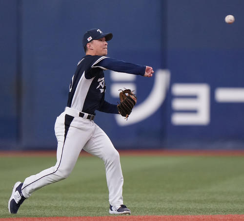 オリックス対韓国　2回裏オリックス2死三塁、安達の二ゴロで好守を見せるエドマン（撮影・狩俣裕三）