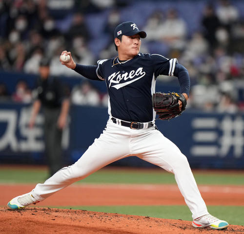 オリックス対韓国　4回裏から登板する韓国3番手の郭彬（撮影・狩俣裕三）