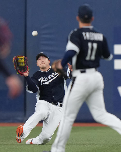 オリックス対韓国　4回裏オリックス無死、来田の右飛を好捕する羅成範（撮影・狩俣裕三）