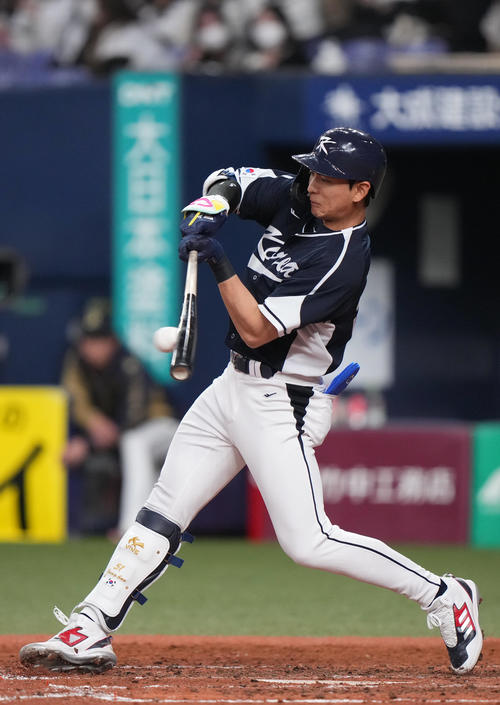 オリックス対韓国　9回表韓国無死、右前打を放つ李政厚（撮影・狩俣裕三）