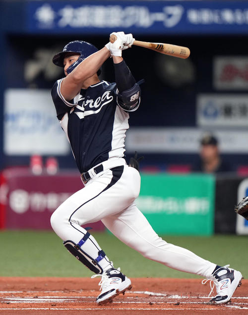 オリックス対韓国　1回表韓国1死、左前打を放つ金河成（撮影・狩俣裕三）