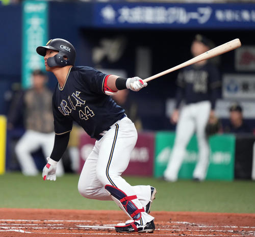 オリックス対韓国　1回裏オリックス2死三塁、先制適時打を放つ頓宮（撮影・狩俣裕三）
