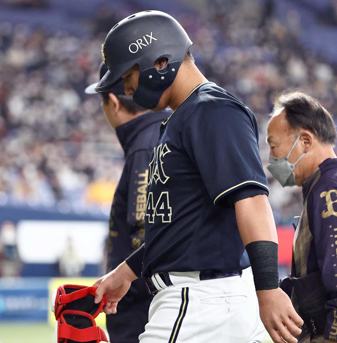 オリックス対韓国　1回裏オリックス2死三塁、頓宮は左越えに先制適時打を放つも石岡と交代しベンチに引き揚げる（撮影・上田博志）