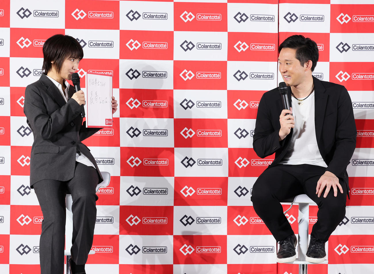 就任式に臨んだ杉谷氏（右）は西武球団職員で場内アナウンスを務める鈴木さんのメッセージに笑顔（撮影・足立雅史）