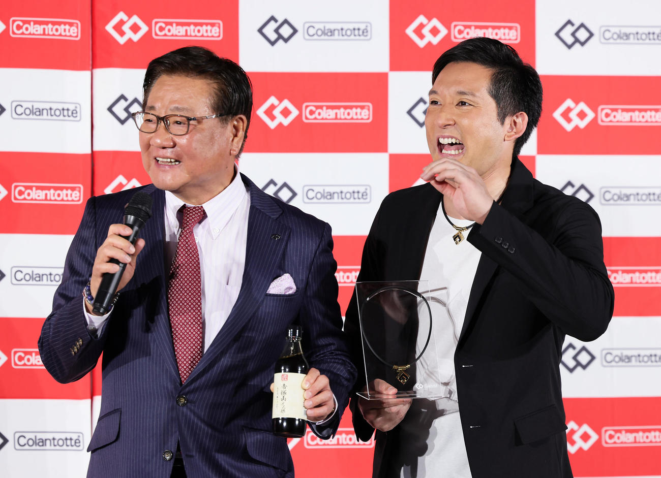 就任式でポン酢好きを公表した株式会社コラントッテ小松代表取締役社長（左）に笑顔を見せる杉谷氏（撮影・足立雅史）