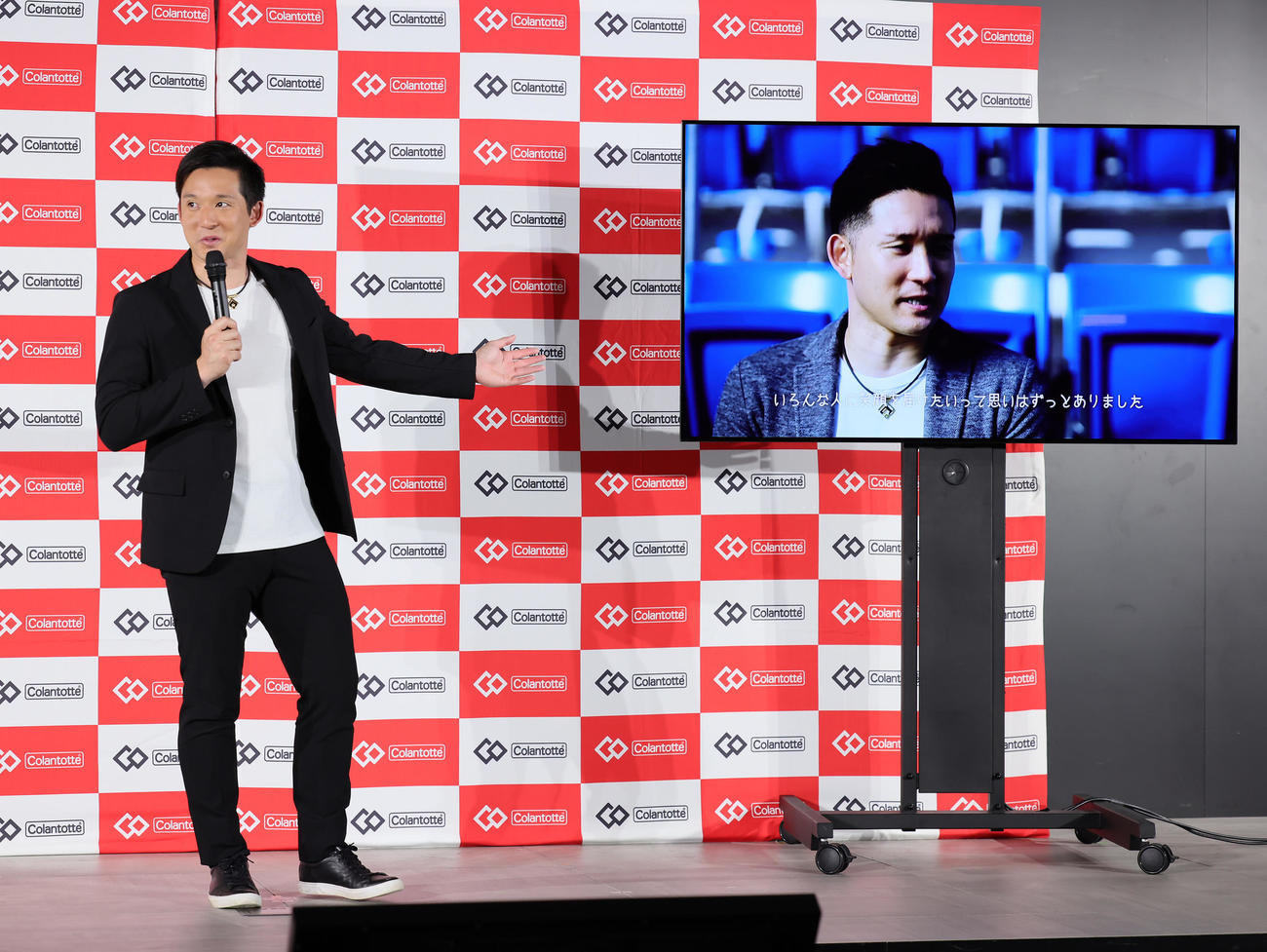 就任式に出席し自身が出演するPR動画を絶賛する杉谷氏（撮影・足立雅史）