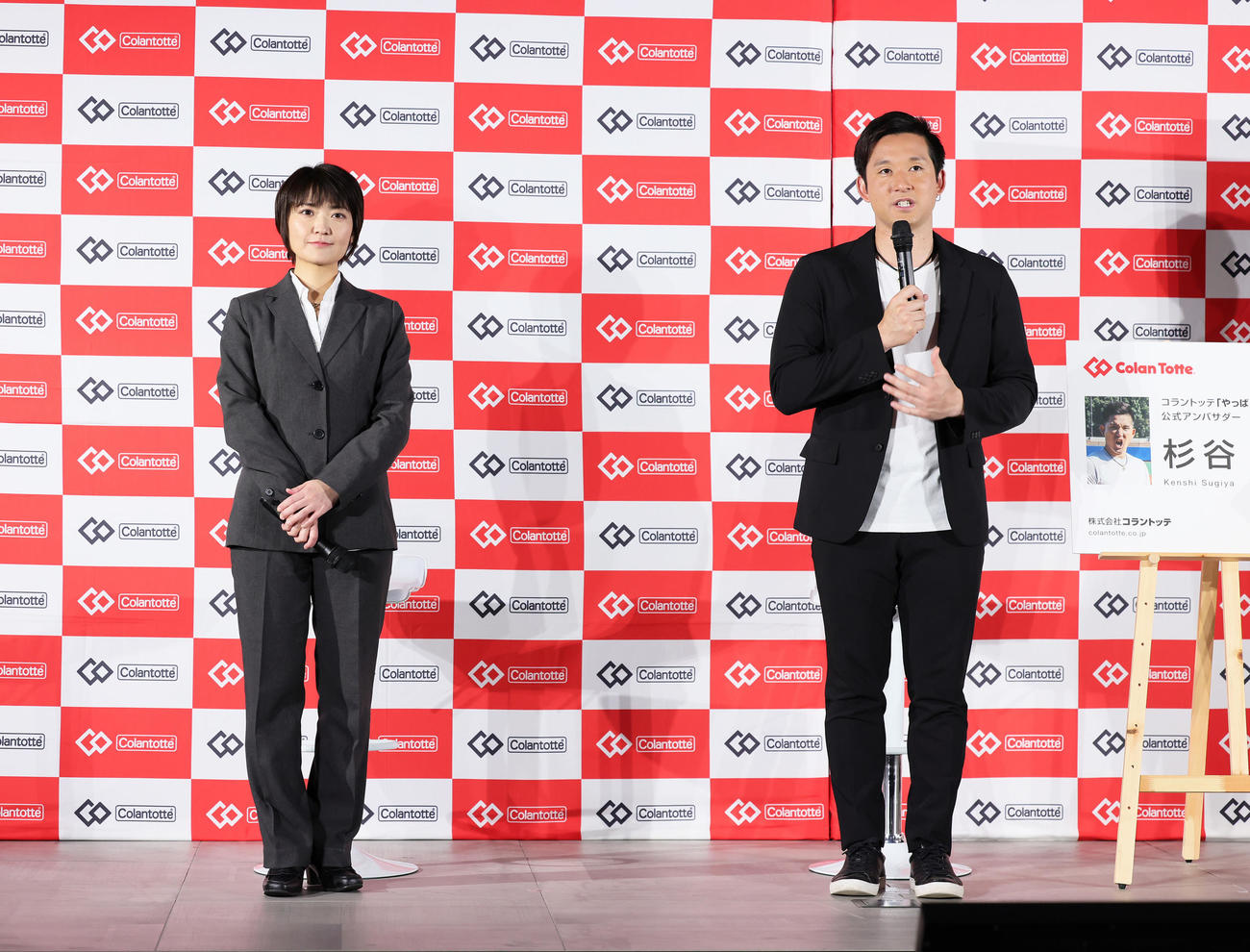 就任式に登場した杉谷氏（右）と西武球団職員で場内アナウンスを務める鈴木さん（撮影・足立雅史）