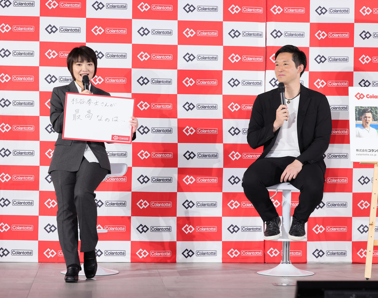 就任式に臨んだ杉谷氏（右）は西武球団職員で場内アナウンスを務める鈴木さんのメッセージに笑顔（撮影・足立雅史）