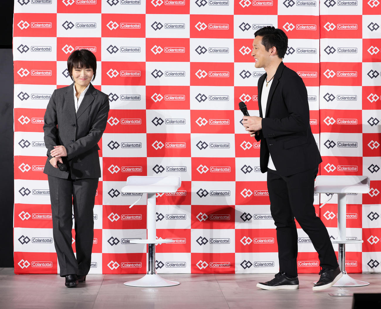 杉谷氏（右）は西武球団職員で場内アナウンスを務める鈴木さんにお礼を言いながらステージを後にする（撮影・足立雅史）