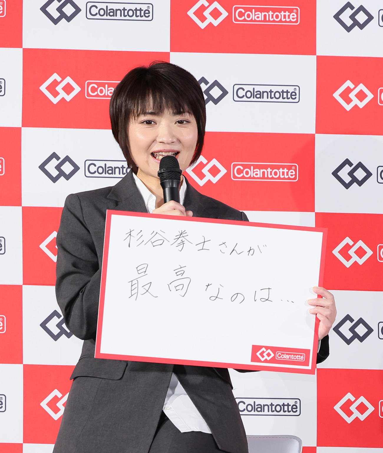 就任式に臨んだ杉谷氏にメッセージを送る西武球団職員で場内アナウンスを務める鈴木さん（撮影・足立雅史）
