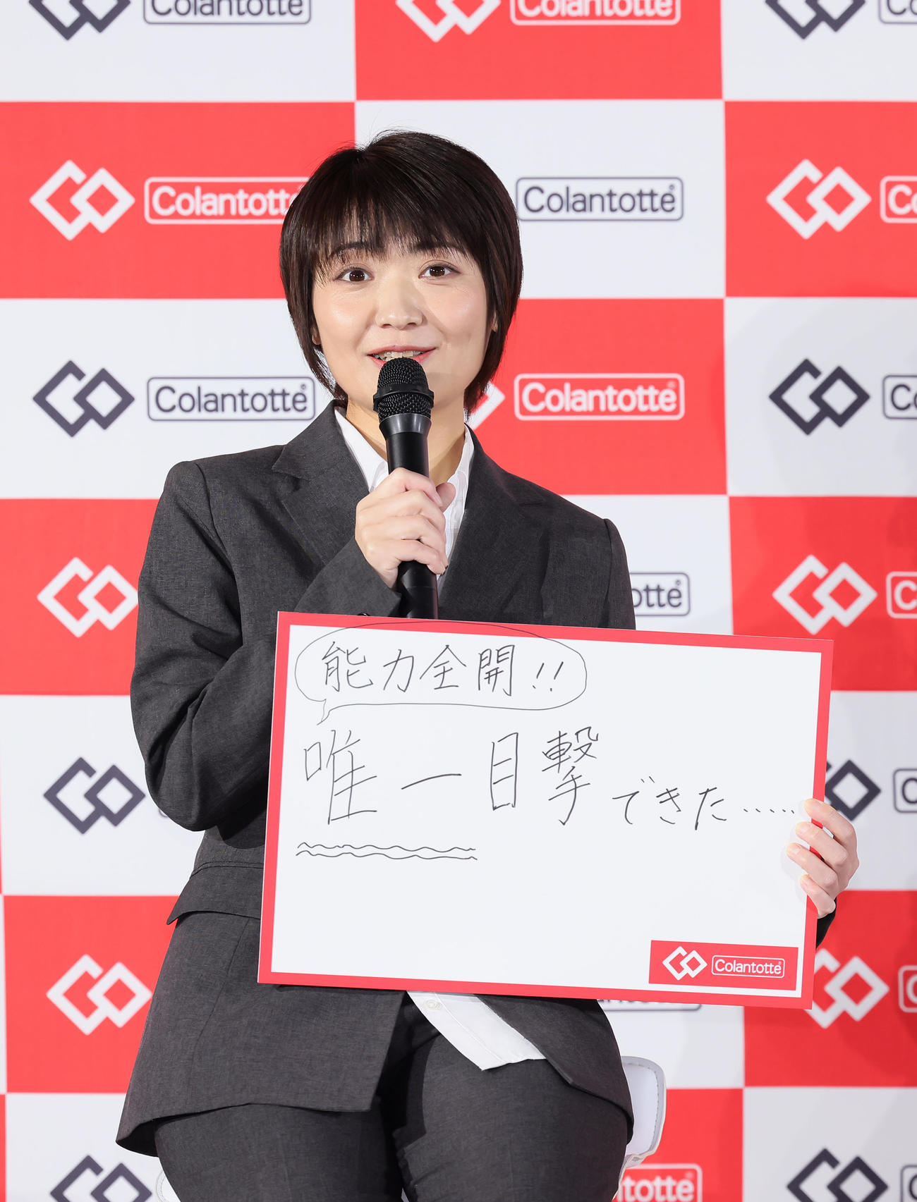 就任式に臨んだ杉谷氏の現役中のエピソードを語る西武球団職員で場内アナウンスを務める鈴木さん（撮影・足立雅史）