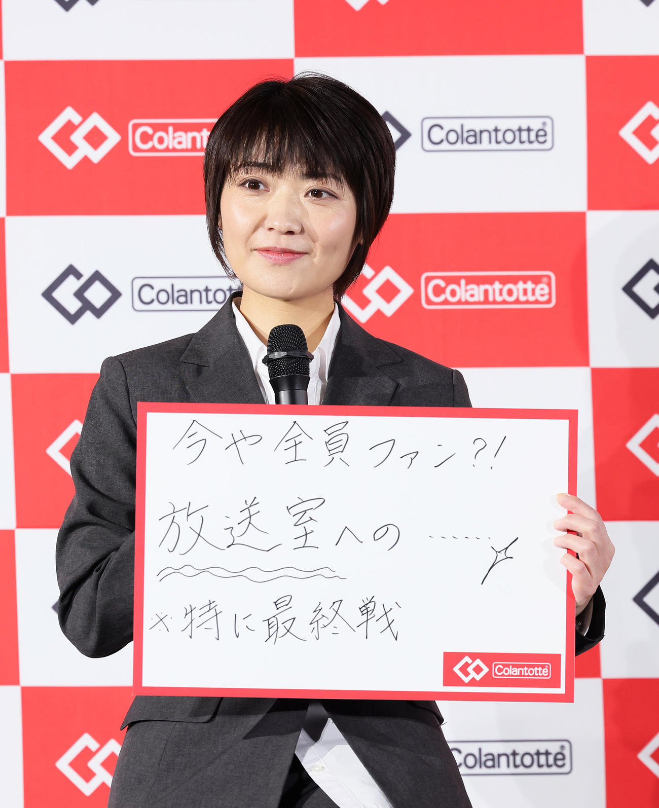 就任式に臨んだ杉谷氏の現役中のエピソードを語る西武球団職員で場内アナウンスを務める鈴木さん（撮影・足立雅史）