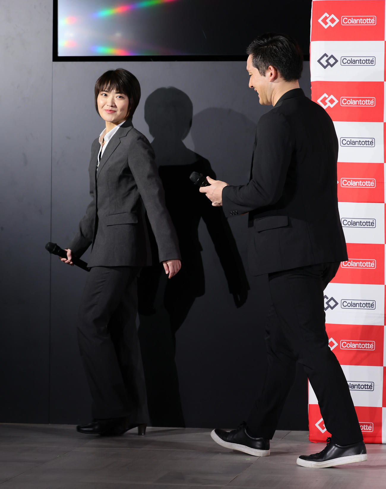 笑顔でステージを後にする杉谷氏（右）と西武球団職員で場内アナウンスを務める鈴木さん（撮影・足立雅史）