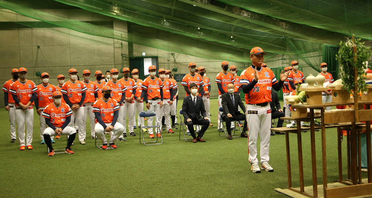 必勝祈願するBC新潟。手前は橋上監督