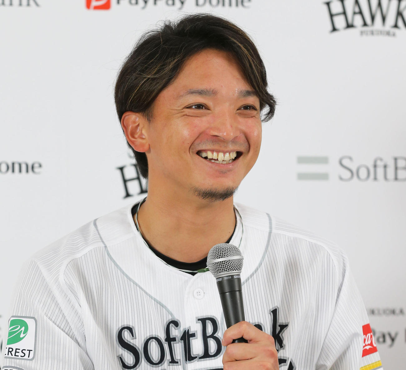 ピザクックのイメージキャラクターに就任し、笑顔で会見を行うソフトバンク東浜（撮影・屋方直哉）