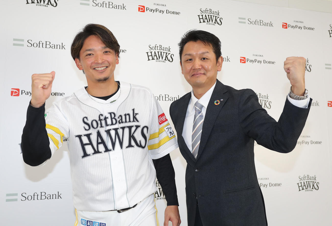 ピザクックのイメージキャラクターに就任し、イワタダイナース代表取締役社長の原野氏（右）とポーズを決める東浜（撮影・屋方直哉）