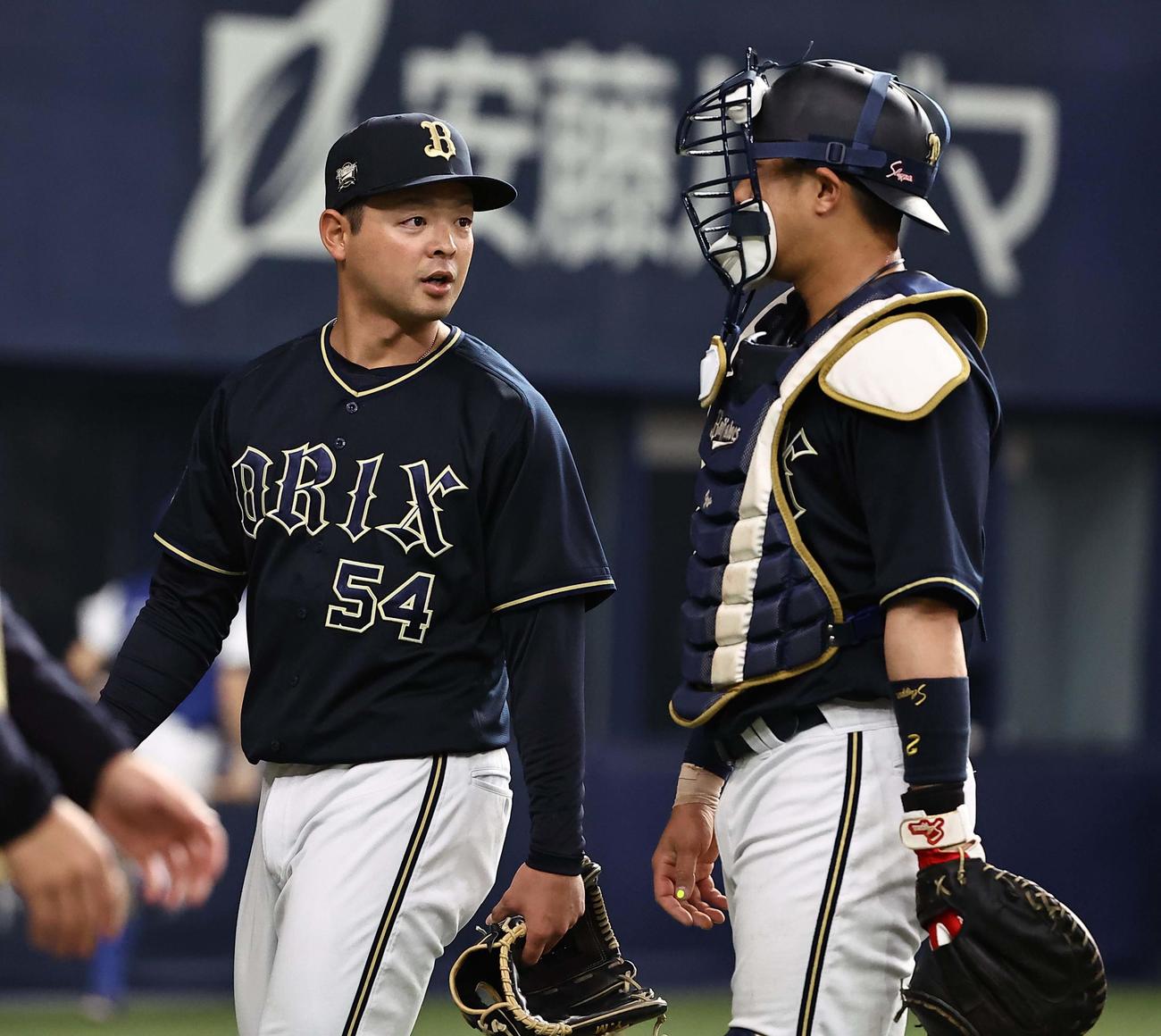 オリックス対韓国　黒木（左）は韓国代表打線を5回無失点に抑えた（撮影・上田博志）