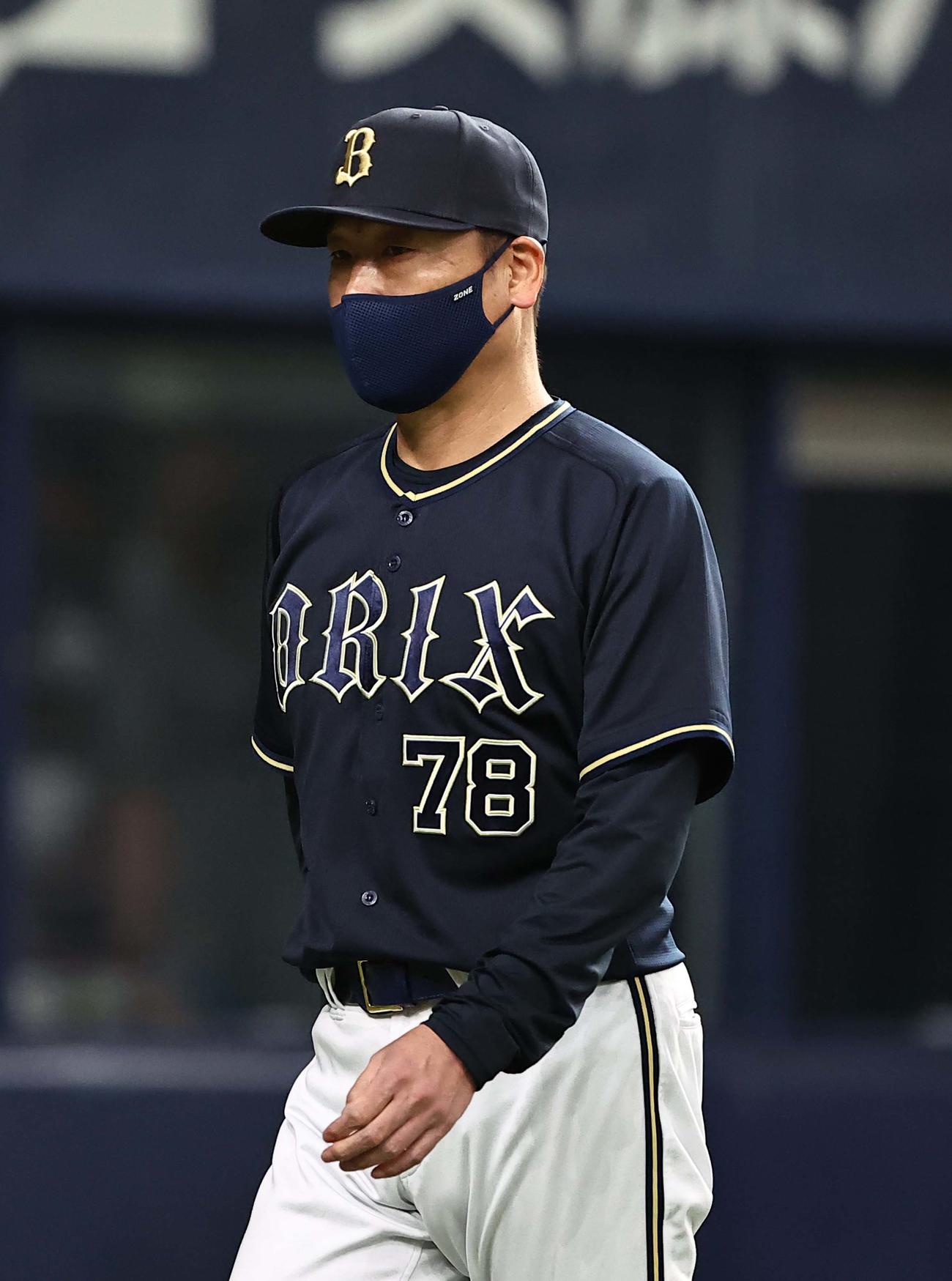 オリックス対韓国　選手交代を告げベンチに引き揚げる中嶋監督（撮影・上田博志）