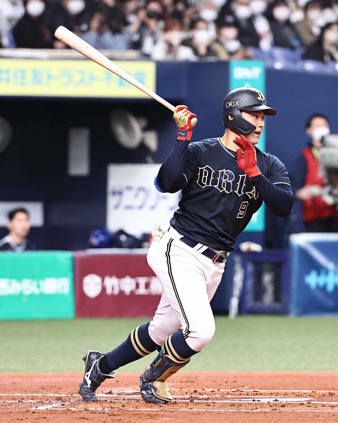 オリックス対韓国　1回裏オリックス無死、野口は右前打を放つ（撮影・上田博志）