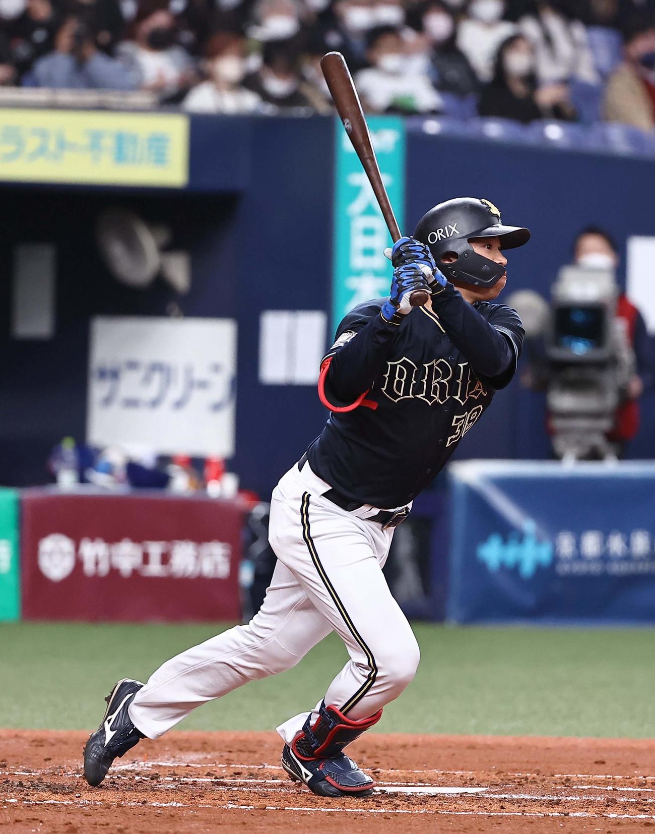 オリックス対韓国　2回裏オリックス無死、来田は右翼線へ二塁打を放つ（撮影・上田博志）