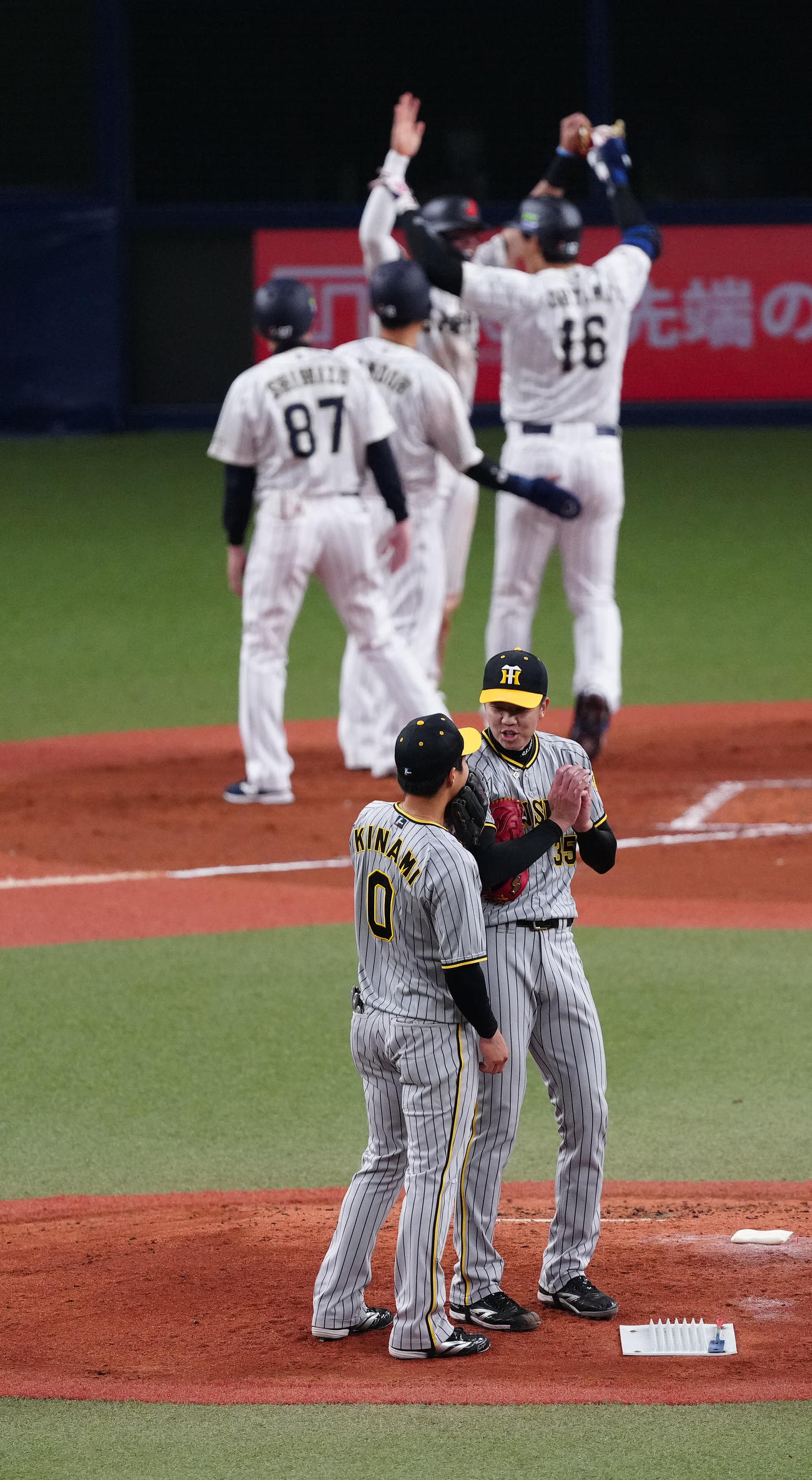 阪神対侍ジャパン　3回表侍ジャパン2死一、二塁、大谷（後方右）に中越え3点本塁打を浴び、木浪（左）から声をかけられる才木（撮影・江口和貴）